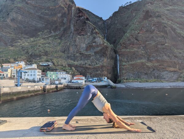 Flow mit den Wellen – Hatha Yoga im Hafenlicht