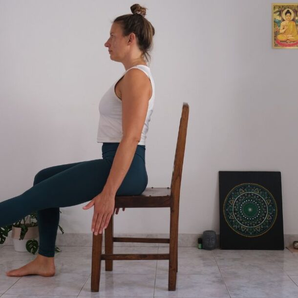 Stuhl Yoga gegen Rückenschmerzen