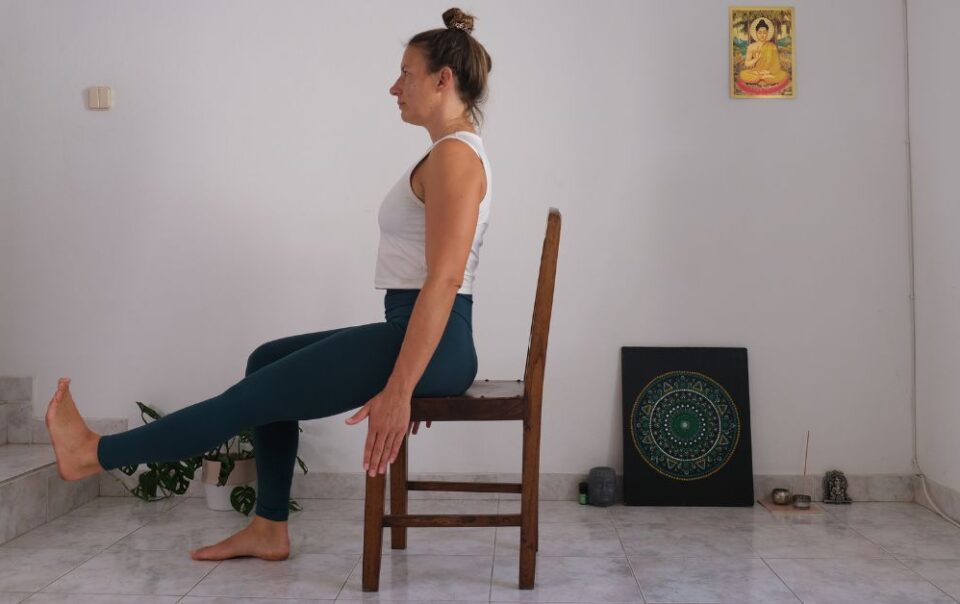 Stuhl Yoga gegen Rückenschmerzen