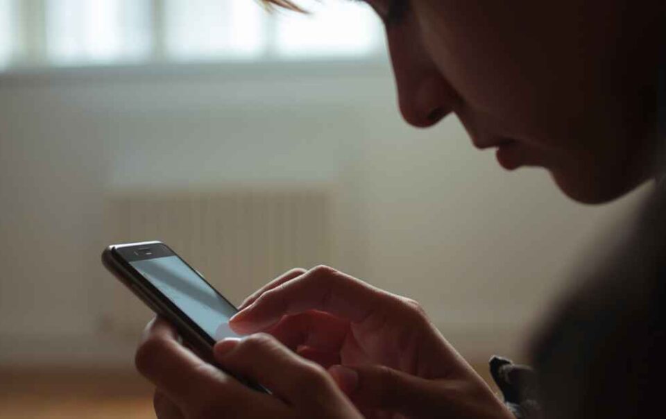 Teenager ständig am Handy